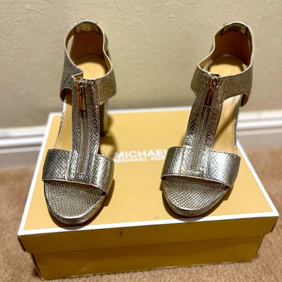 Gold chunky heels with snakeskin print - Picture 7 of 8